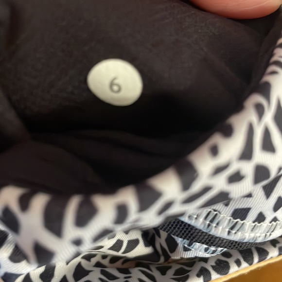 LULULEMON Run Inspire Mesh Black & White Leggings Size 6 EUC - Picture 8 of 9